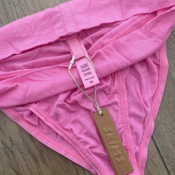 SKIMS Bubblegum XS Sleep Brief - Picture 1 of 6
